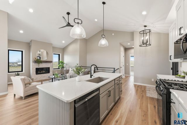 405 N Sunshine Ave Avenue, Brandon, SD 57005
