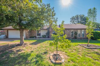 901 Cottonwood Trail, Benbrook, TX 76126