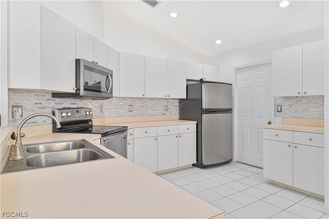 9918 Las Casas DR, Fort Myers, FL 33919