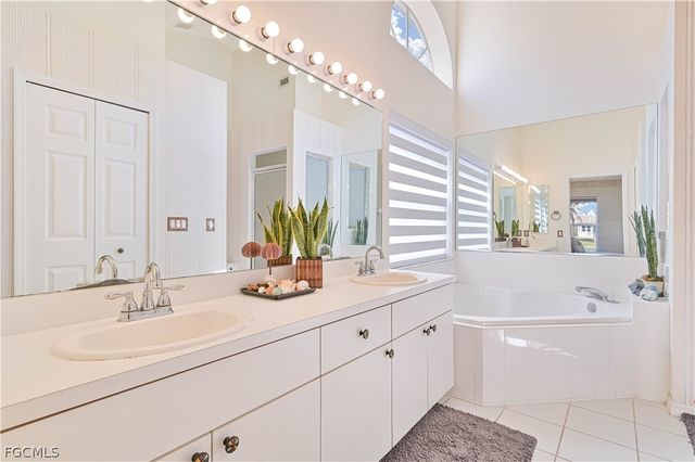 9918 Las Casas DR, Fort Myers, FL 33919