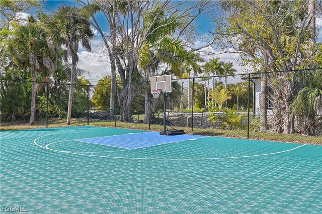 9918 Las Casas DR, Fort Myers, FL 33919