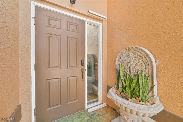 9918 Las Casas DR, Fort Myers, FL 33919