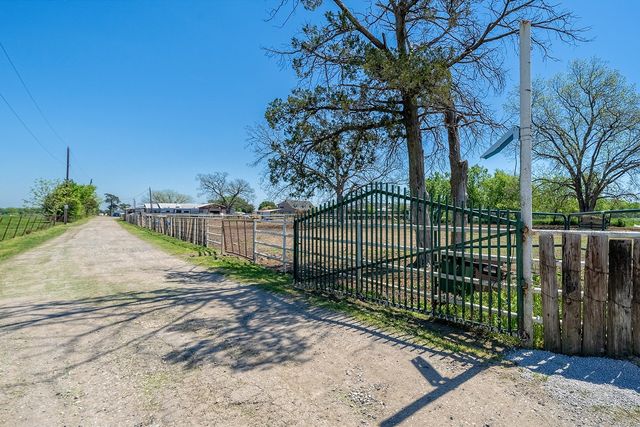 417 S Ray Roberts Parkway, Tioga, TX 76271