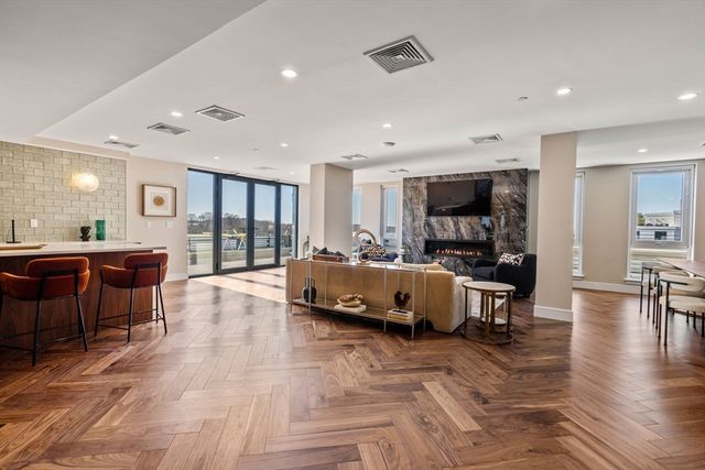 105 Washington 611, Boston, MA 02135