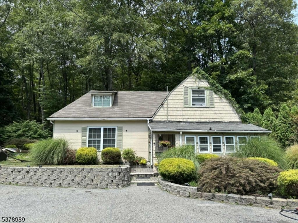 5 Old Gormley Ln, Kinnelon Boro, NJ 07405