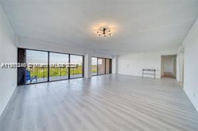 1800 NE 114th St 902, Miami, FL 33181