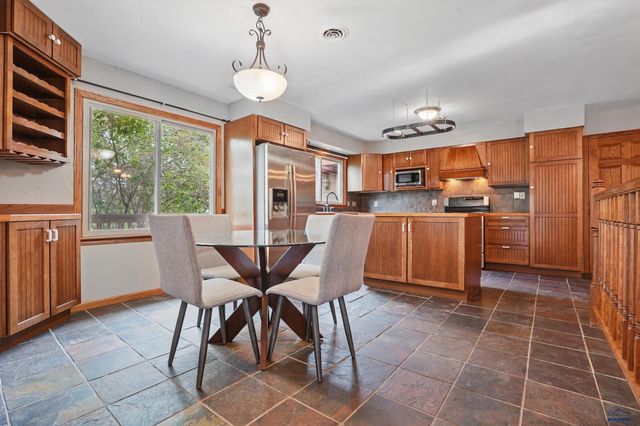 225 N BERRY PINE RD, Rapid City, SD 57702