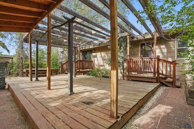 225 N BERRY PINE RD, Rapid City, SD 57702