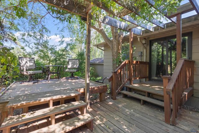 225 N BERRY PINE RD, Rapid City, SD 57702