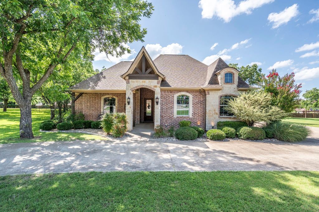 6506 Colonial Drive, Granbury, TX 76049