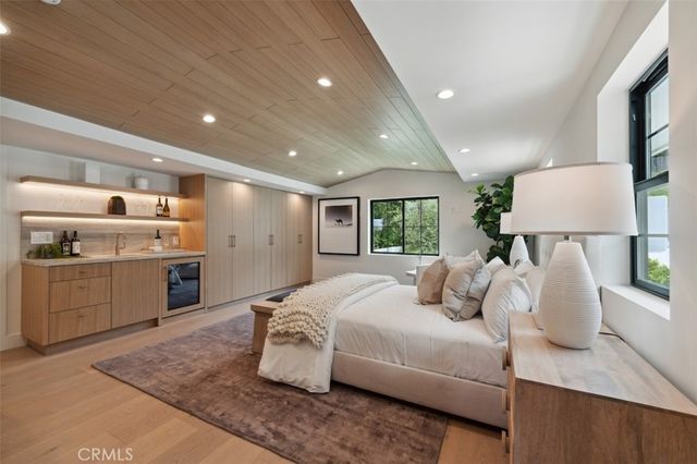 13817 Valley Vista Blvd, Sherman Oaks, CA 91423