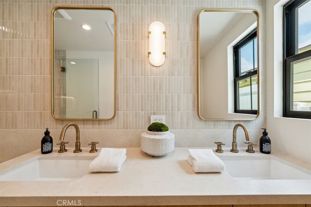 13817 Valley Vista Blvd, Sherman Oaks, CA 91423