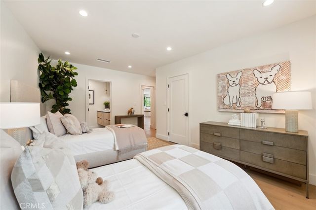 13817 Valley Vista Blvd, Sherman Oaks, CA 91423