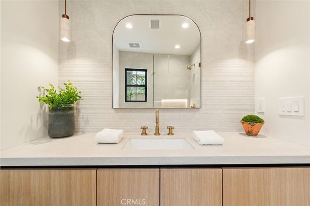 13817 Valley Vista Blvd, Sherman Oaks, CA 91423