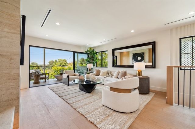 13817 Valley Vista Blvd, Sherman Oaks, CA 91423