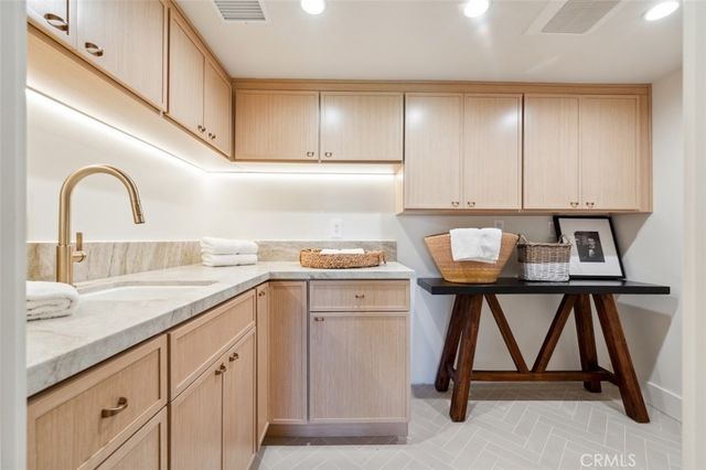 13817 Valley Vista Blvd, Sherman Oaks, CA 91423