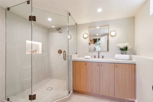 13817 Valley Vista Blvd, Sherman Oaks, CA 91423