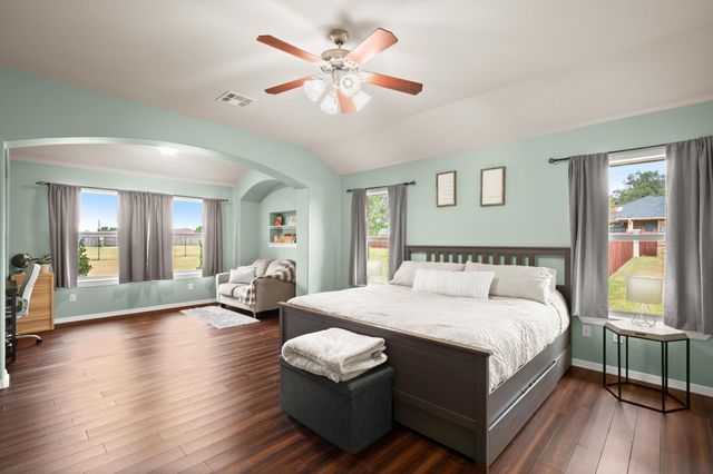 201 N Rawhide TRL, Liberty Hill, TX 78642