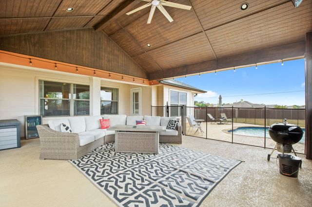 201 N Rawhide TRL, Liberty Hill, TX 78642