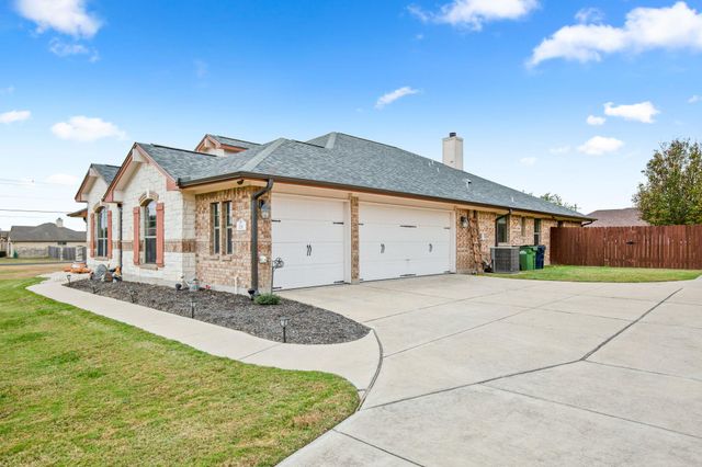 201 N Rawhide TRL, Liberty Hill, TX 78642