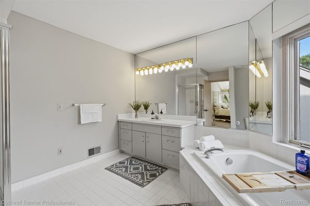 28625 Auburn Court, Farmington Hills, MI 48331