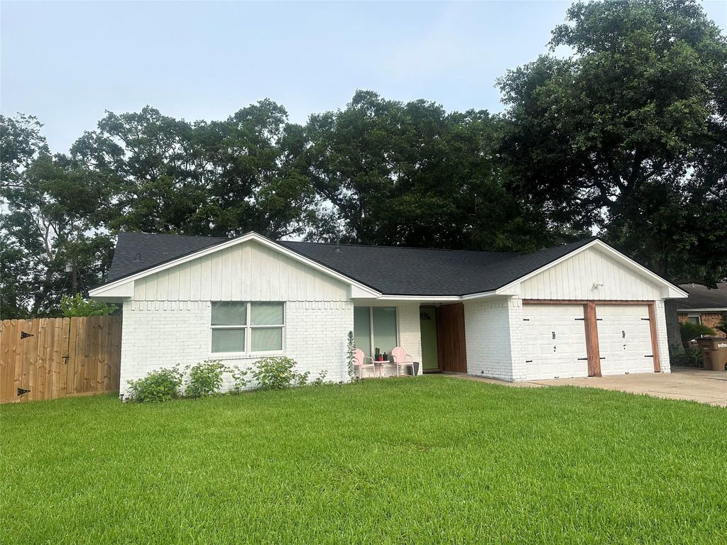 5316 Tanglebriar Drive, Dickinson, TX 77539