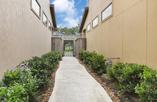 1531 Woodbend Park W, Houston, TX 77055