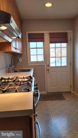 2752 NORFEN RD, Baltimore, MD 21227