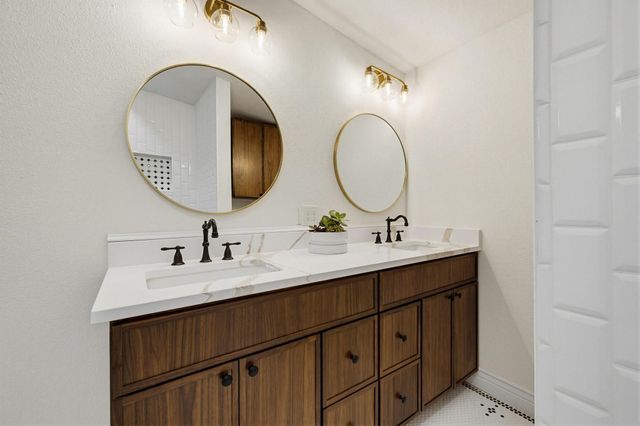 1112 S Travis Street, Sherman, TX 75090