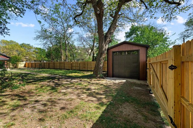 1112 S Travis Street, Sherman, TX 75090