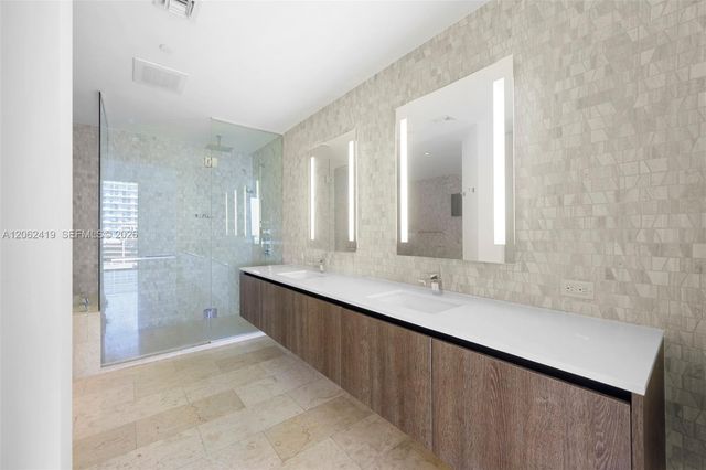 68 SE 6th St 910, Miami, FL 33131
