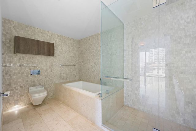 68 SE 6th St 910, Miami, FL 33131