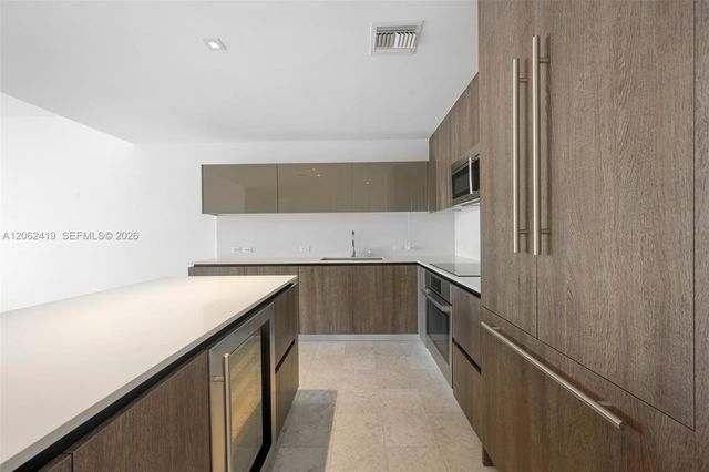 68 SE 6th St 910, Miami, FL 33131