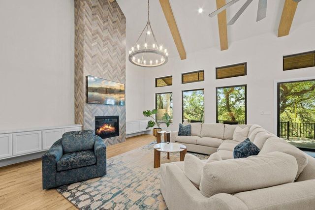 461 Crosswater LN, Dripping Springs, TX 78620