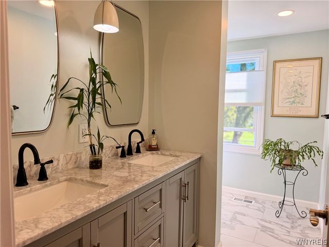 91 Roycroft Drive, West Seneca, NY 14224