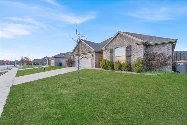 407 W Gillian Avenue, Rogers, AR 72758