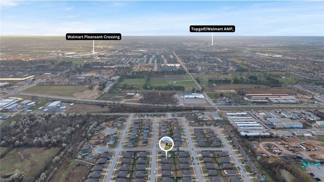 407 W Gillian Avenue, Rogers, AR 72758