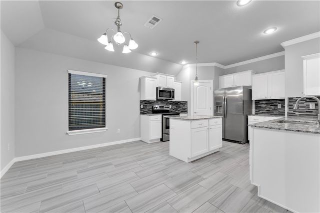 407 W Gillian Avenue, Rogers, AR 72758