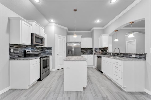 407 W Gillian Avenue, Rogers, AR 72758