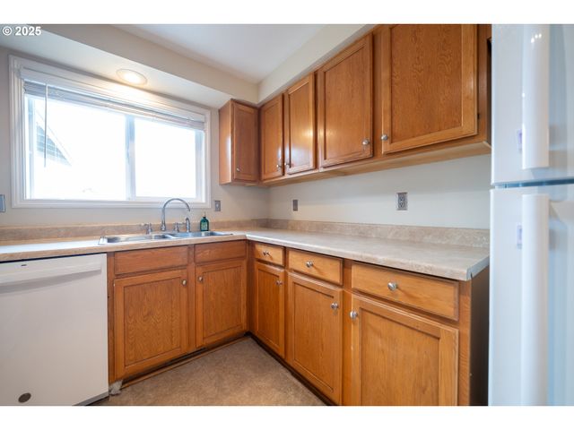 4555 SWALLOW Ct Ne, Salem, OR 97301