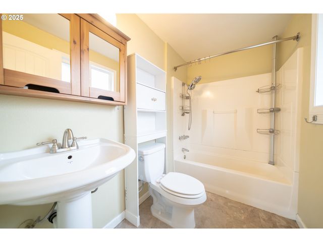 4555 SWALLOW Ct Ne, Salem, OR 97301