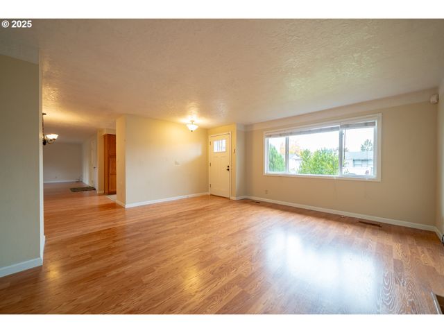 4555 SWALLOW Ct Ne, Salem, OR 97301