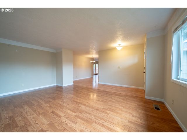 4555 SWALLOW Ct Ne, Salem, OR 97301