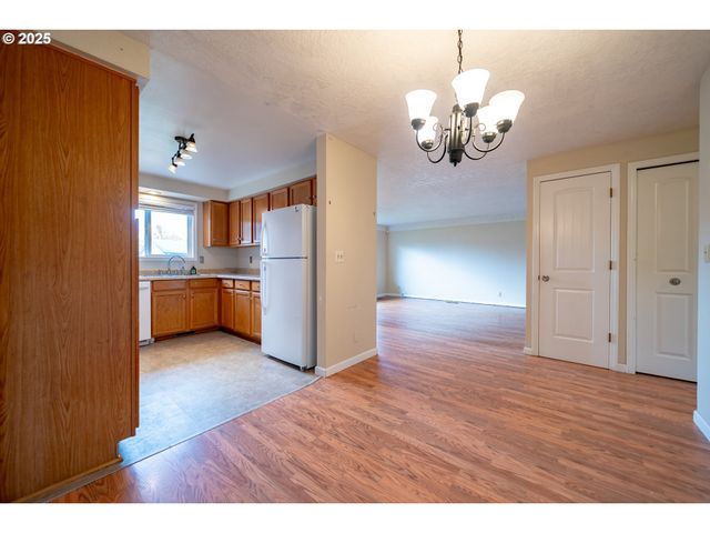 4555 SWALLOW Ct Ne, Salem, OR 97301