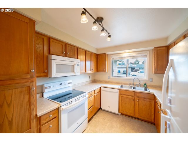 4555 SWALLOW Ct Ne, Salem, OR 97301