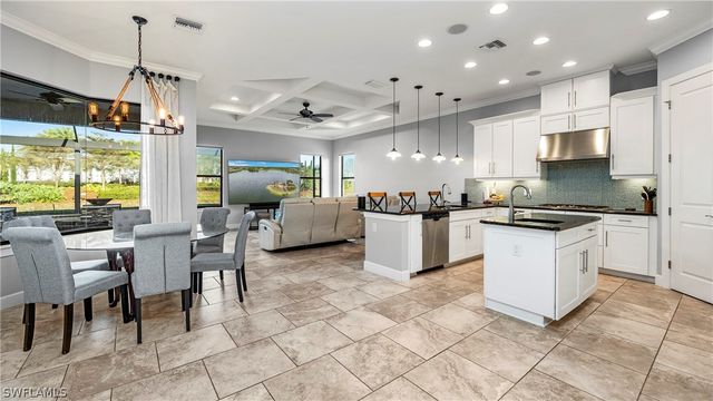 8591 Maggiore CT, Naples, FL 34114