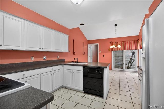 42689 Jason Court 107, Sterling Heights, MI 48313