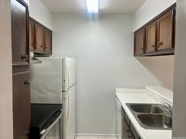 8702 Village Dr Apt 813, San Antonio, TX 78217
