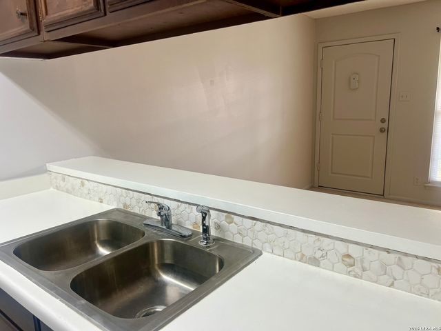 8702 Village Dr Apt 813, San Antonio, TX 78217
