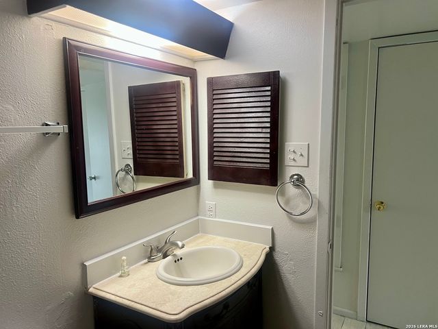 8702 Village Dr Apt 813, San Antonio, TX 78217